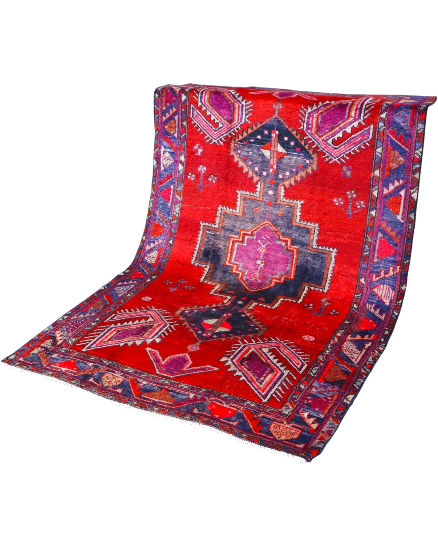 Tappeto 246x163 cm rosso e nero in camera da letto con design Hamedan artigianale.