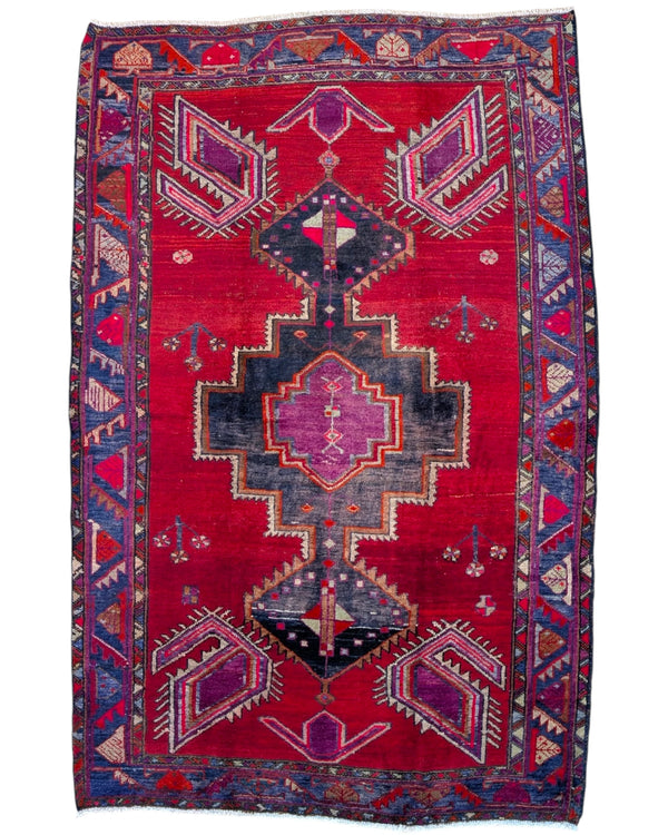 Tappeto 246x163 cm rosso e blu in soggiorno elegante con medaglione geometrico persiano.