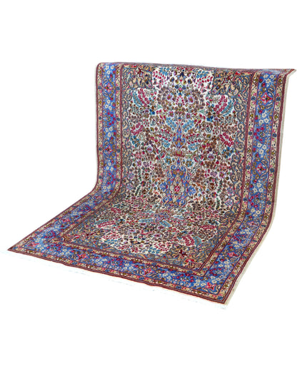 Tappeto 243x152 cm beige con dettagli rosa per ingresso elegante e luminoso.