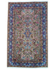 Tappeto 243x152 cm beige e blu in soggiorno elegante con motivo floreale persiano.