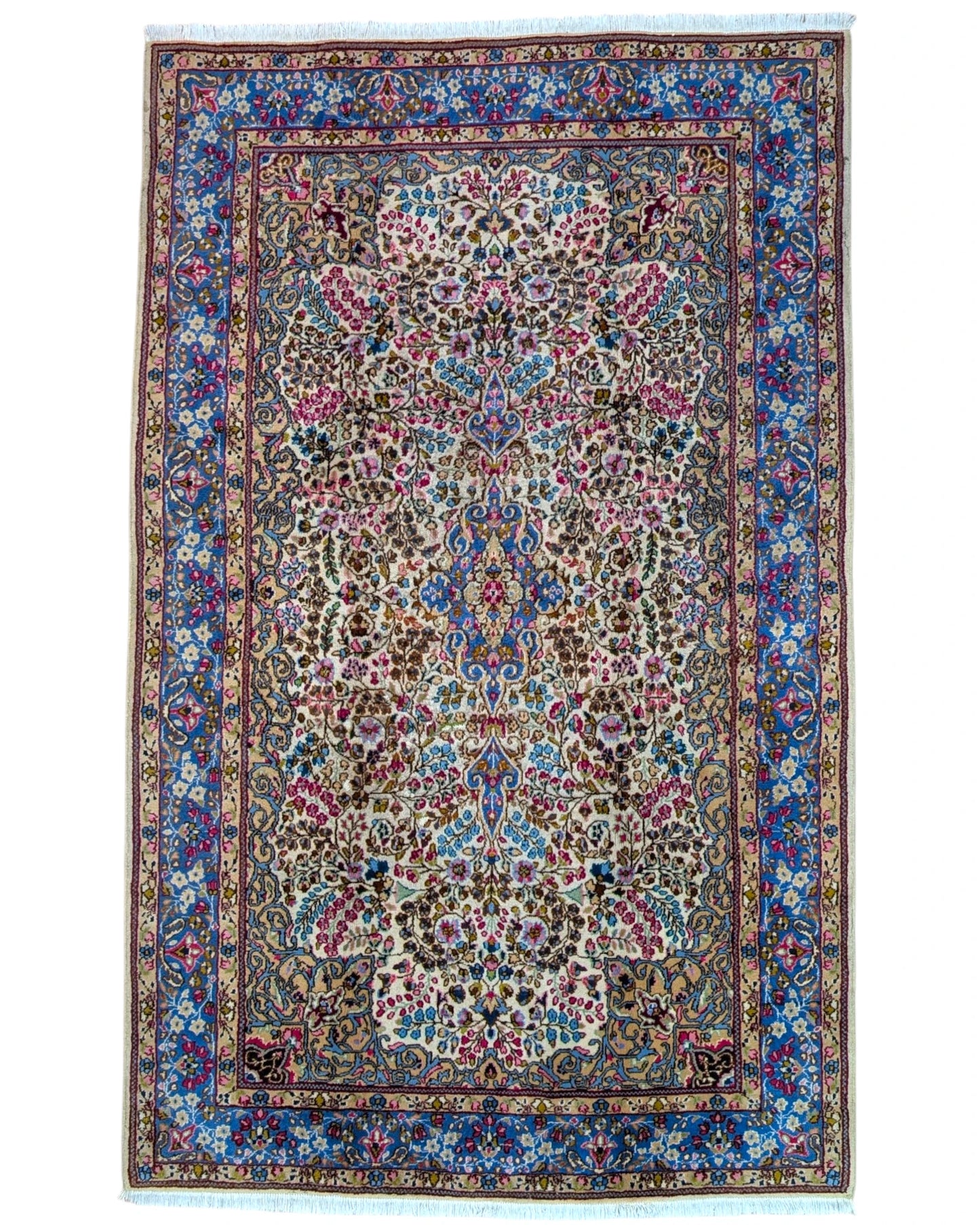 Tappeto 243x152 cm beige e blu in soggiorno elegante con motivo floreale persiano.