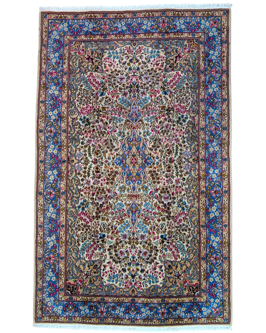 Tappeto 243x152 cm beige e blu in soggiorno elegante con motivo floreale persiano.