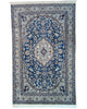 Tappeto 242x156 cm blu e avorio in soggiorno elegante con medaglione floreale persiano.