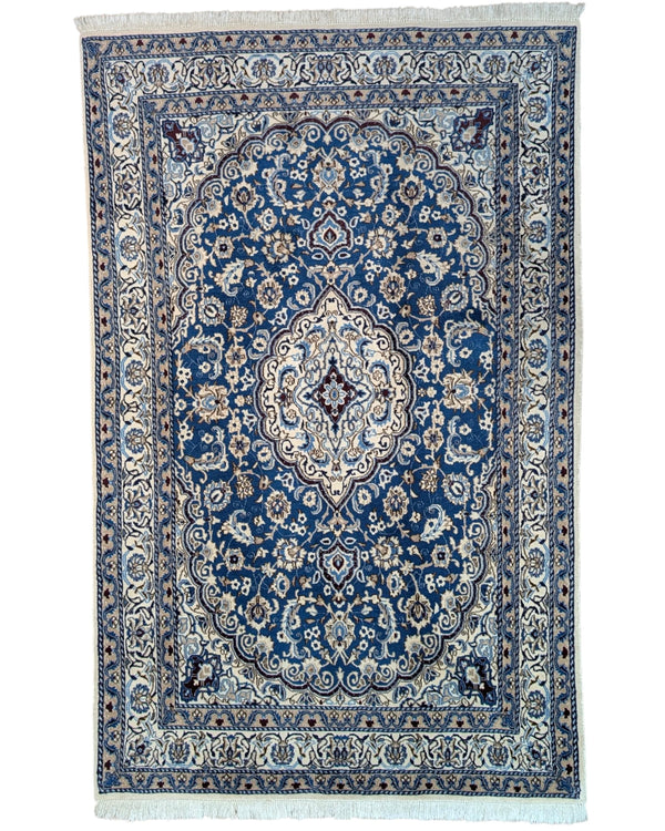 Tappeto 242x156 cm blu e avorio in soggiorno elegante con medaglione floreale persiano.