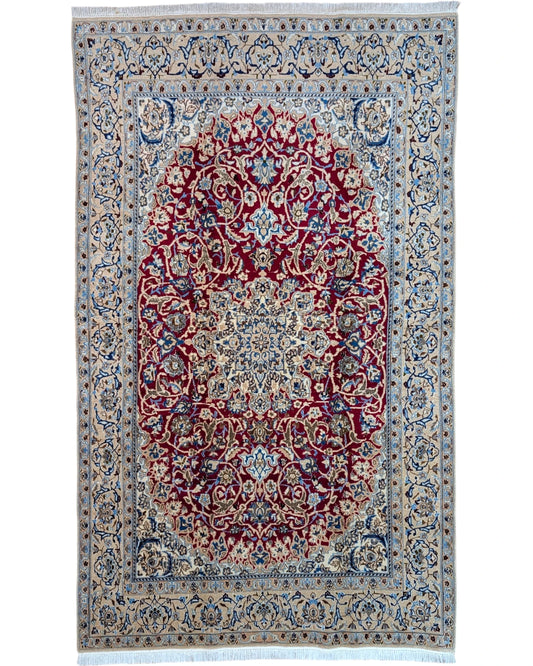 Tappeto 261x151 cm crema e rosso in soggiorno elegante con medaglione floreale persiano.