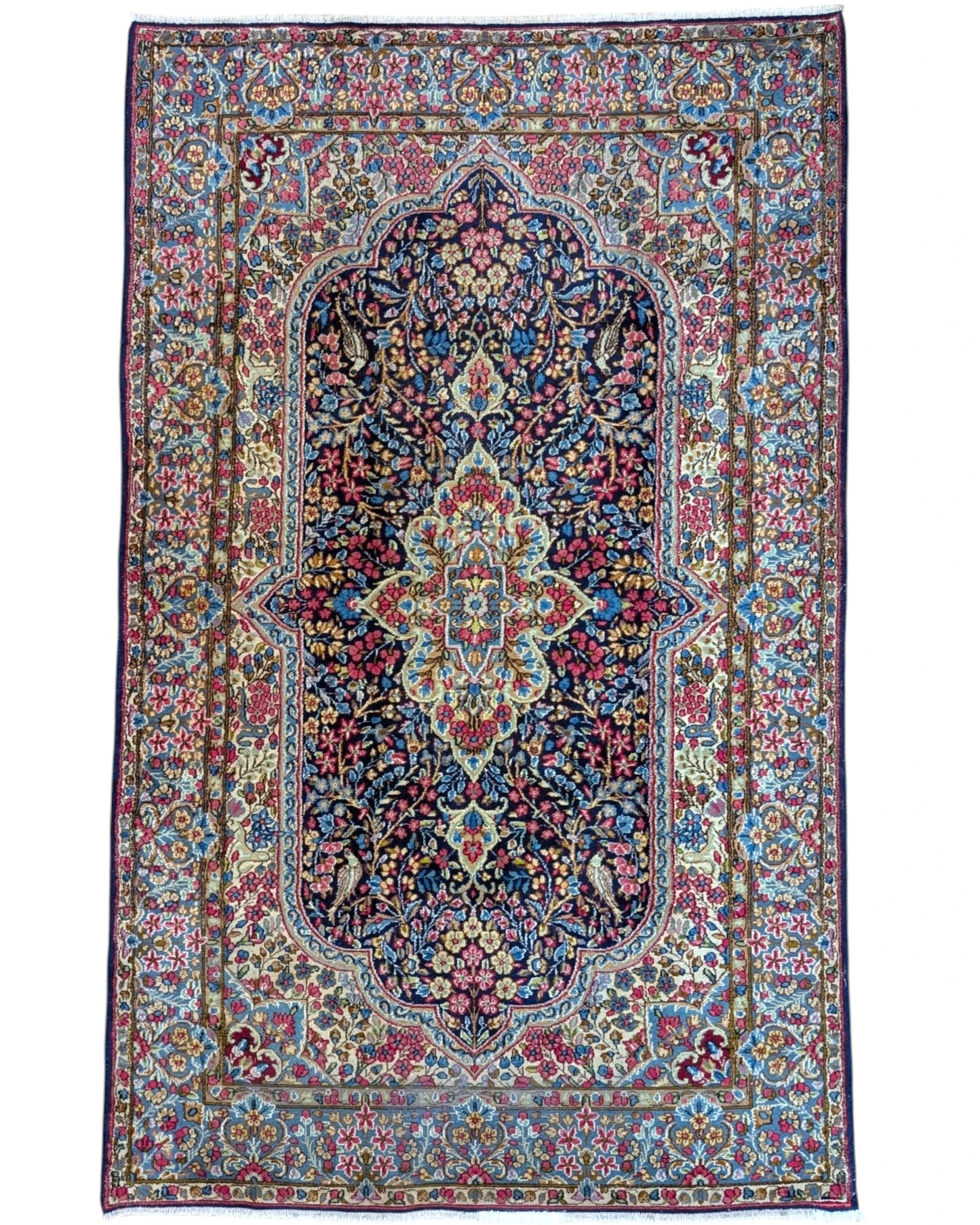 Tappeto 242x150 cm blu e azzurro in soggiorno elegante con medaglione floreale persiano.