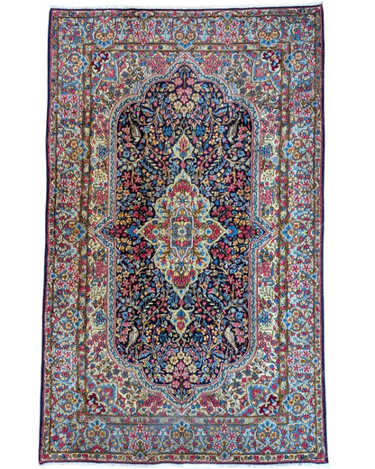 Tappeto 242x150 cm blu e azzurro in soggiorno elegante con medaglione floreale persiano.