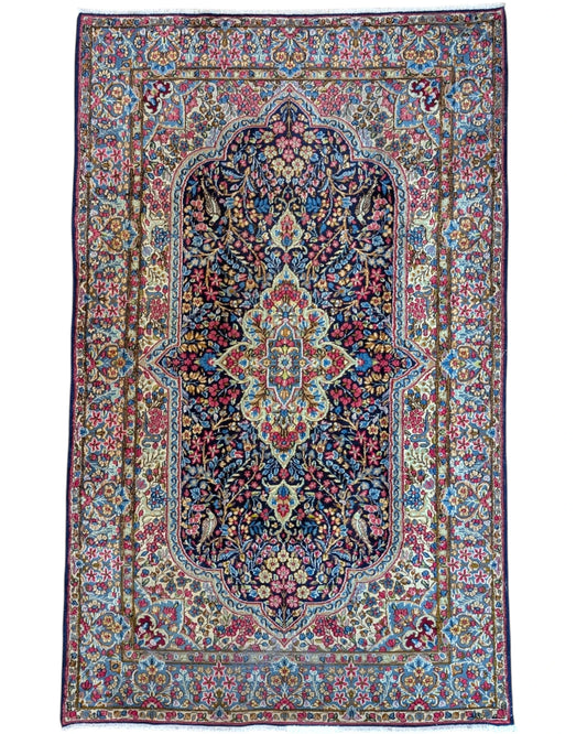 Tappeto 242x150 cm blu e azzurro in soggiorno elegante con medaglione floreale persiano.