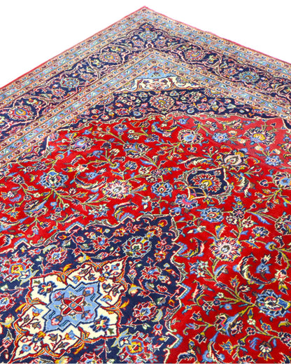 "Tappeto Kashan persiano rosso rubino con medaglione centrale e motivi floreali, 300x204 cm, annodato a mano."