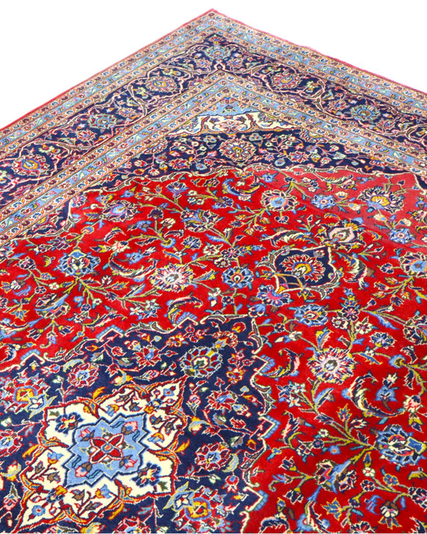 "Tappeto Kashan persiano rosso rubino con medaglione centrale e motivi floreali, 300x204 cm, annodato a mano."