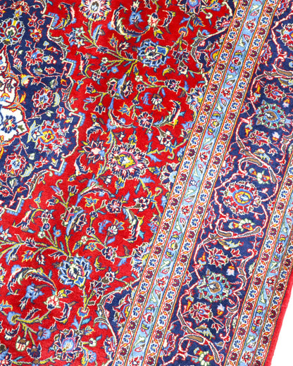 "Tappeto Kashan persiano rosso rubino con medaglione centrale e motivi floreali, 300x204 cm, annodato a mano."