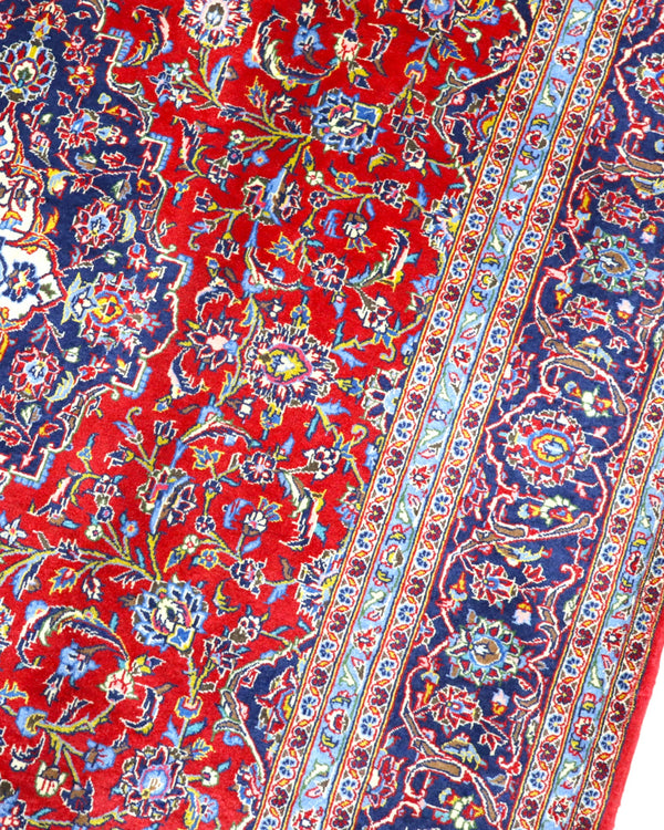 "Tappeto Kashan persiano rosso rubino con medaglione centrale e motivi floreali, 300x204 cm, annodato a mano."