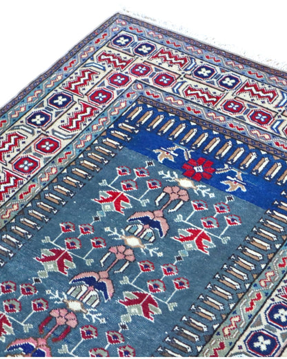 Tappeto piccolo 133x89 cm blu con pattern decorativo in casa