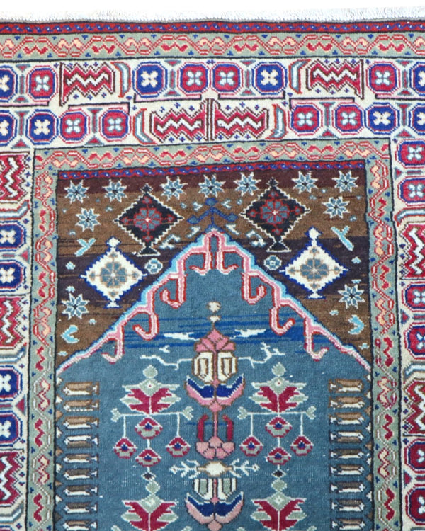 Tappeto turco geometrico blu 133x89 cm in camera da letto