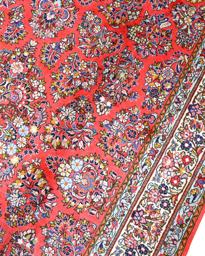 "Tappeto Saruk persiano rosso corallo con motivi floreali e bordura avorio e blu, 312x200 cm, annodato a mano."