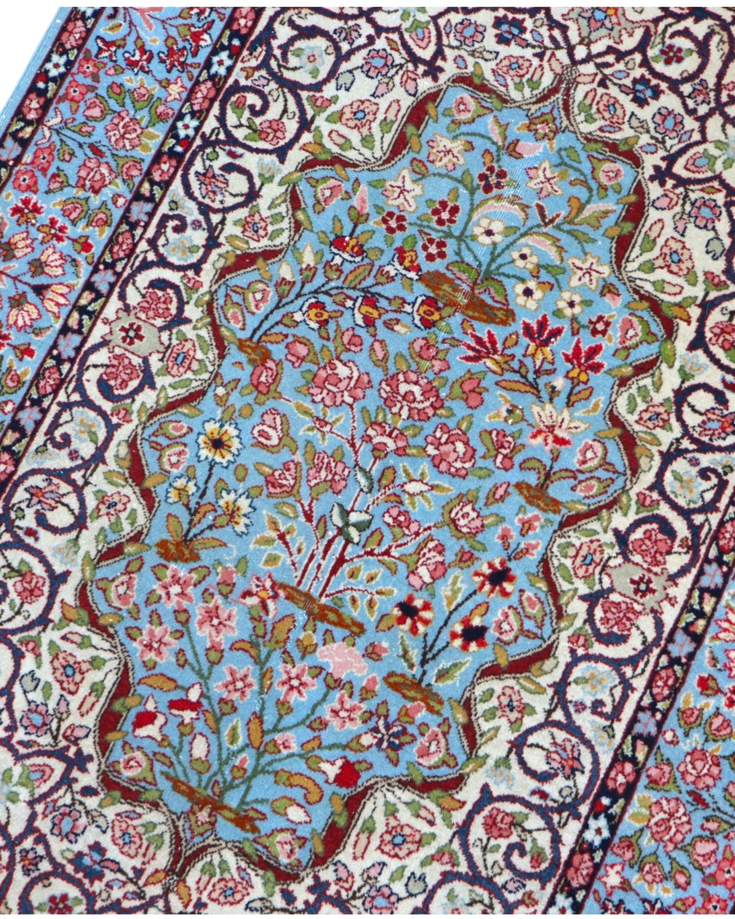 Tappeto Kerman persiano 147x100 cm annodato a mano, fondo azzurro con medaglione centrale e motivi floreali dettagliati in tonalità avorio e rosa