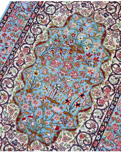Tappeto Kerman persiano 147x100 cm annodato a mano, fondo azzurro con medaglione centrale e motivi floreali dettagliati in tonalità avorio e rosa