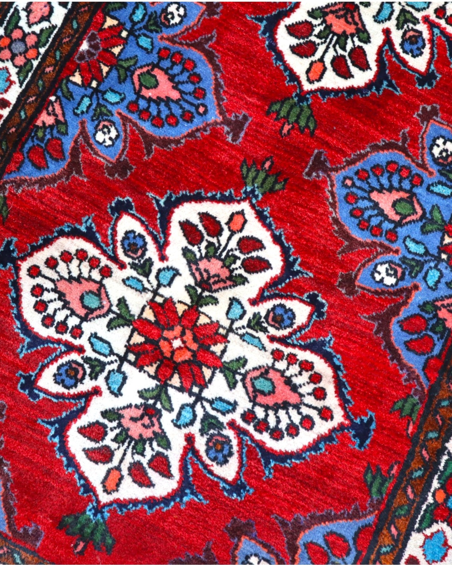 Tappeto Hamedan persiano 167x100 cm annodato a mano, fondo rosso con motivi floreali avorio e dettagli blu, design tradizionale con medaglioni simmetrici