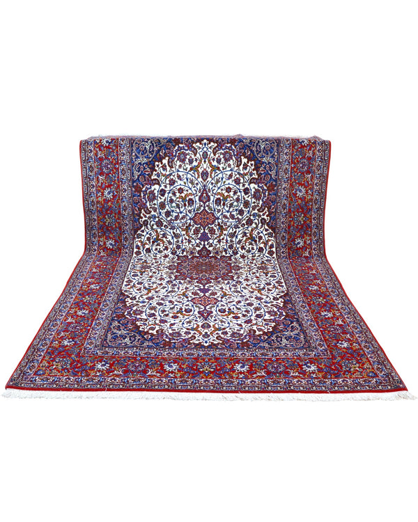 "Tappeto Esfahan annodato a mano con motivi floreali nei toni del blu, rosso, oro e marrone su fondo avorio, 340x208 cm."