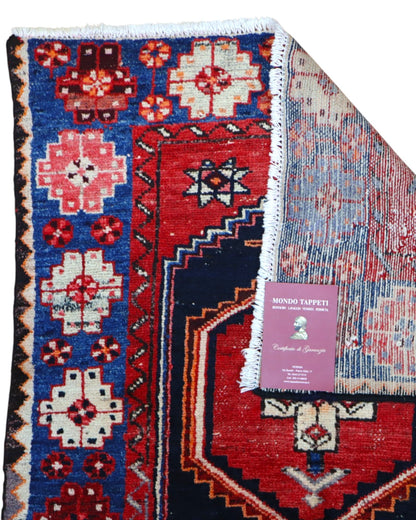 tappeto caucasico tradizionale con design geometrico e colori vivaci