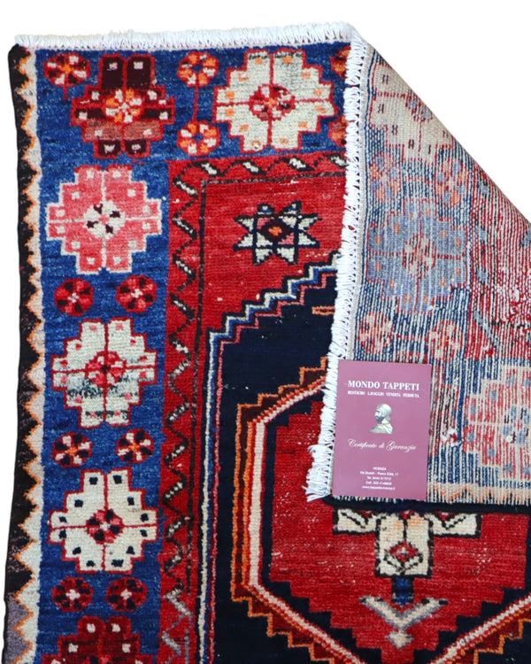 tappeto caucasico tradizionale con design geometrico e colori vivaci