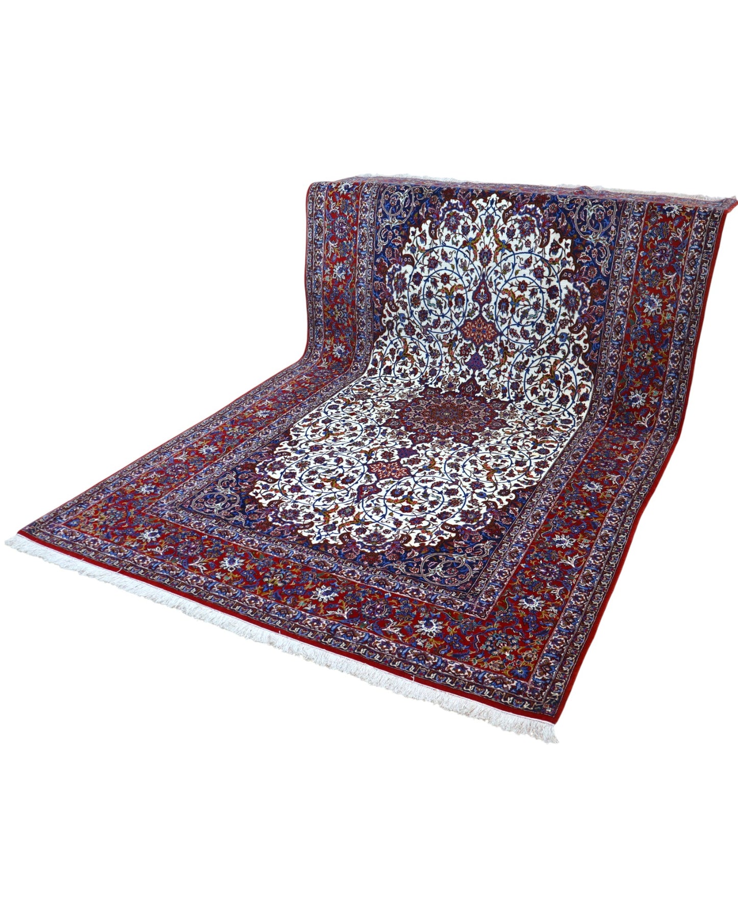 "Tappeto Esfahan annodato a mano con motivi floreali nei toni del blu, rosso, oro e marrone su fondo avorio, 340x208 cm."