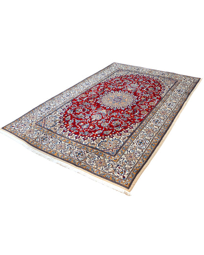 "Tappeto Nain persiano rosso rubino con medaglione avorio e motivi floreali, 302x201 cm, annodato a mano."