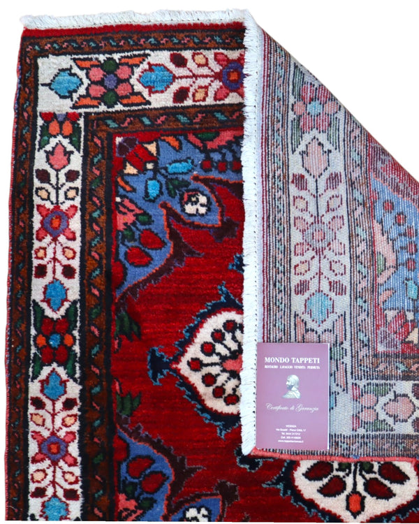 Tappeto Hamedan persiano 167x100 cm annodato a mano, fondo rosso con motivi floreali avorio e dettagli blu, design tradizionale con medaglioni simmetrici