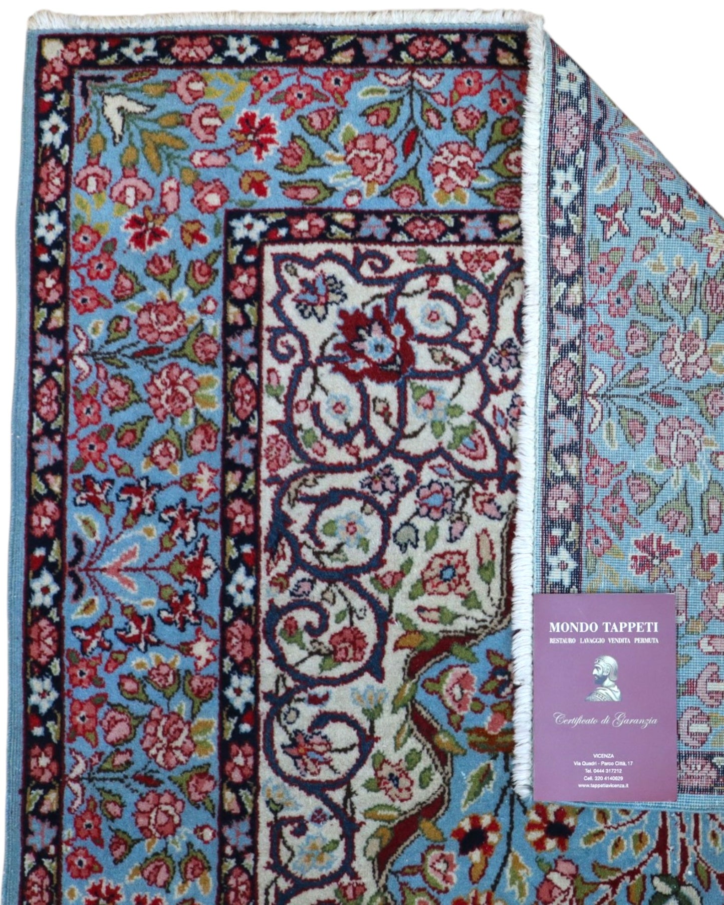 Tappeto Kerman persiano 147x100 cm annodato a mano, fondo azzurro con medaglione centrale e motivi floreali dettagliati in tonalità avorio e rosa