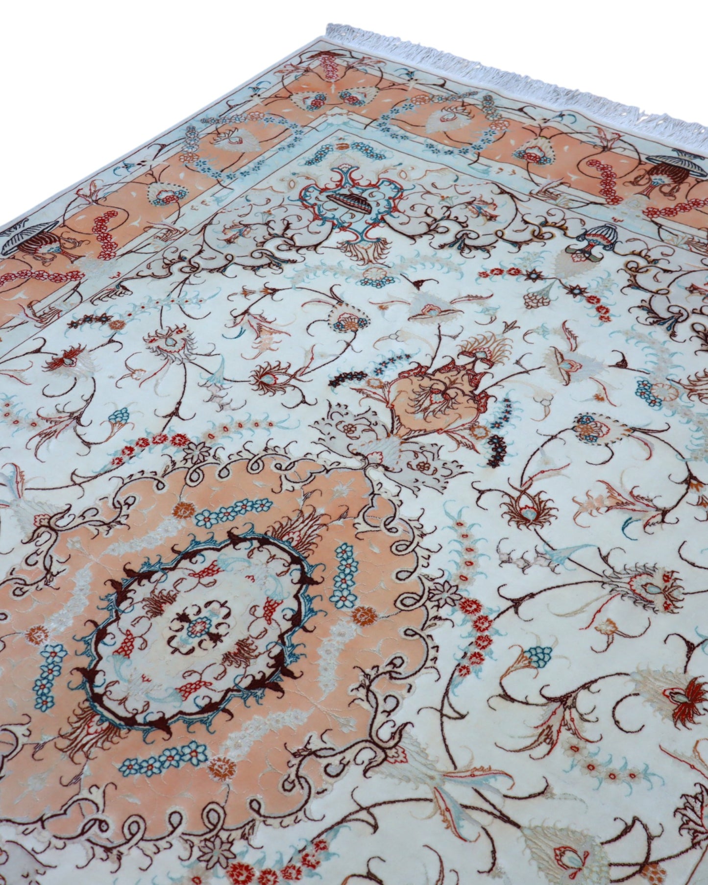 "Tappeto Tabriz annodato a mano, con motivi floreali in blu, rosso e oro su fondo chiaro, 208x200 cm."