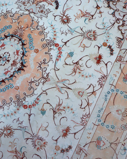 "Tappeto Tabriz annodato a mano, con motivi floreali in blu, rosso e oro su fondo chiaro, 208x200 cm."