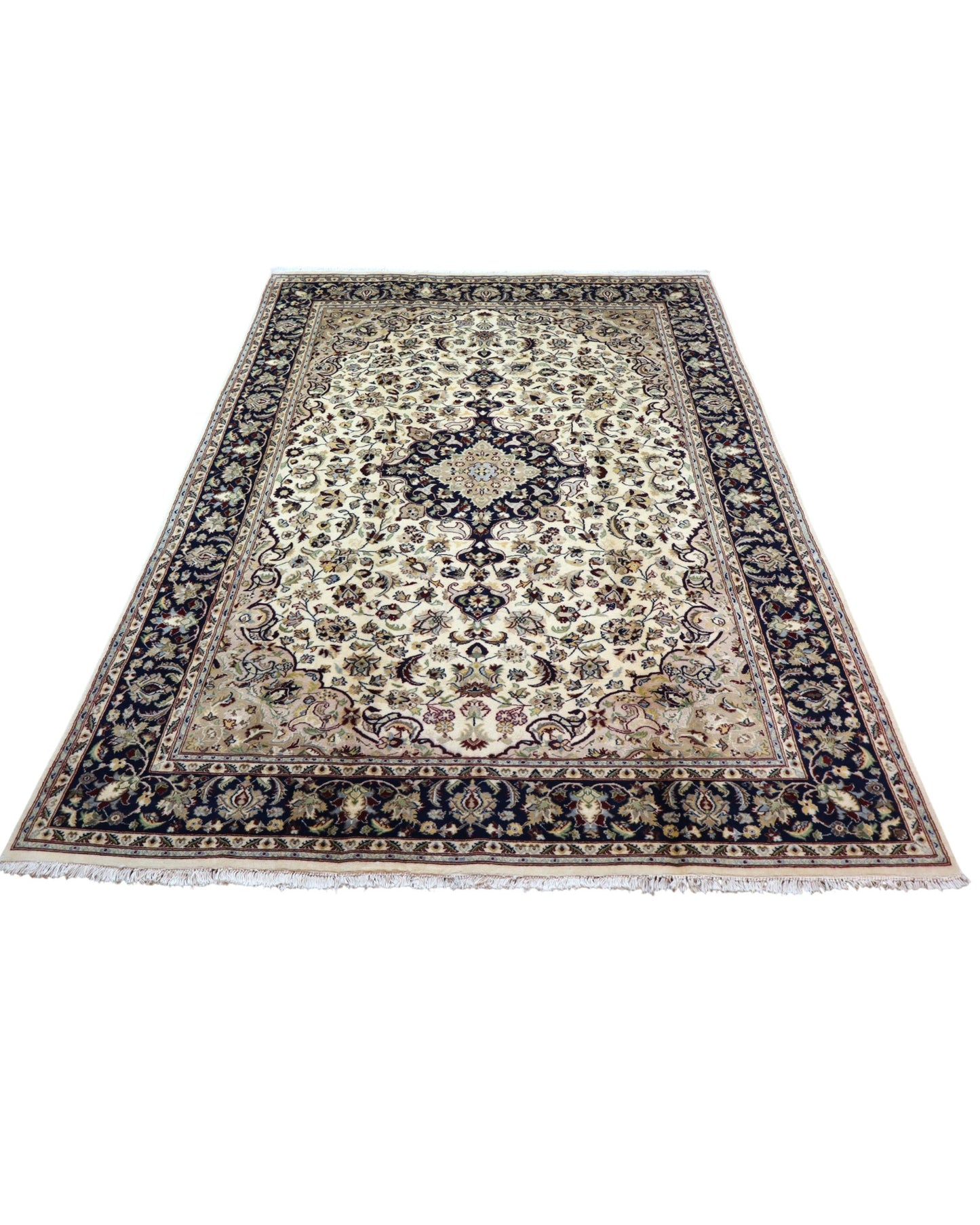 "Tappeto Kashmar persiano con fondo crema e medaglione blu notte, motivi floreali, 268x179 cm, annodato a mano."