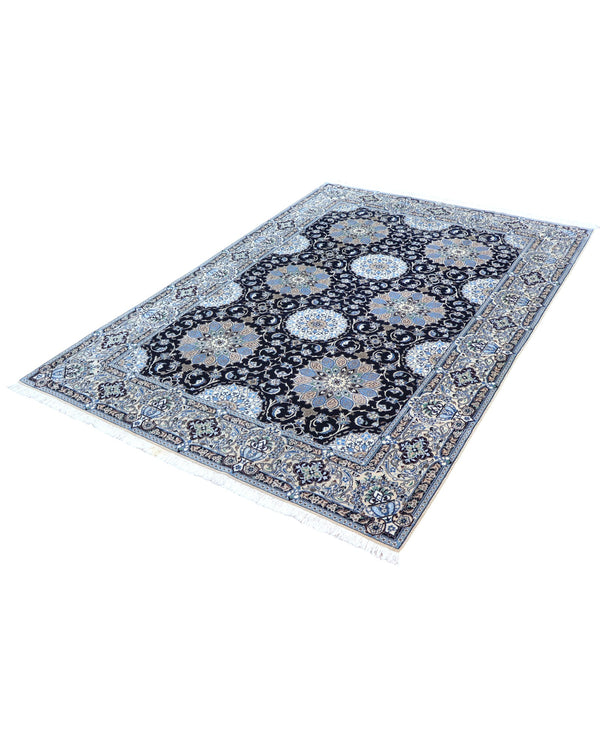 "Tappeto Nain annodato a mano con motivi floreali nei toni del beige, blu e oro su fondo nero, 260x177 cm."