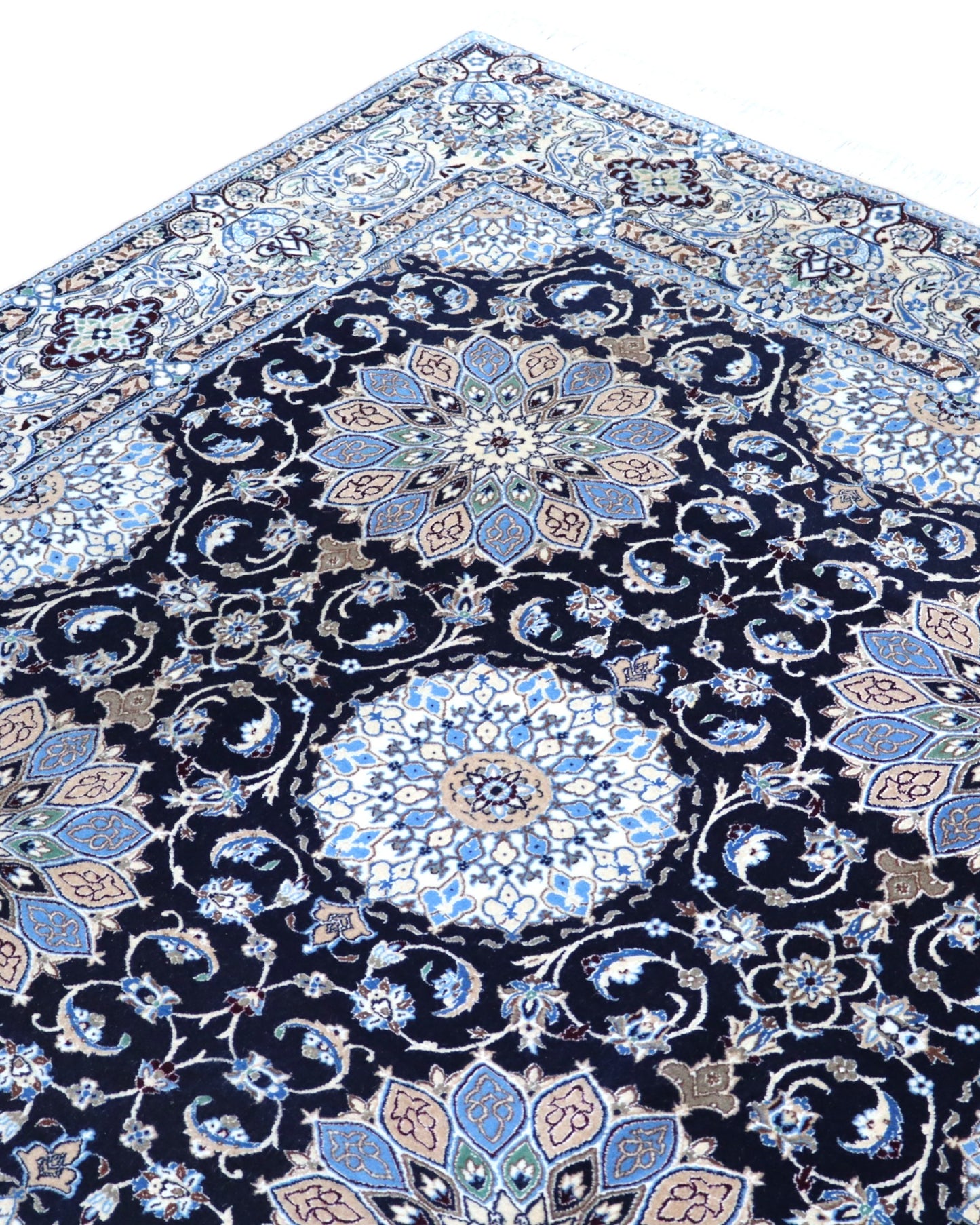 "Tappeto Nain annodato a mano con motivi floreali nei toni del beige, blu e oro su fondo nero, 260x177 cm."