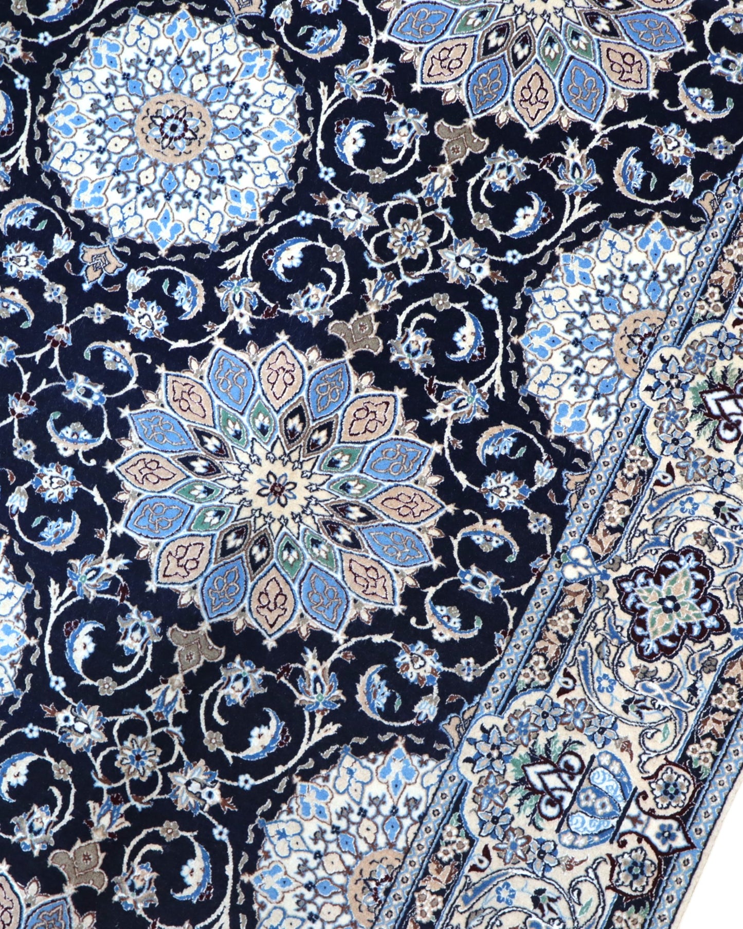 "Tappeto Nain annodato a mano con motivi floreali nei toni del beige, blu e oro su fondo nero, 260x177 cm."