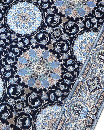 "Tappeto Nain annodato a mano con motivi floreali nei toni del beige, blu e oro su fondo nero, 260x177 cm."