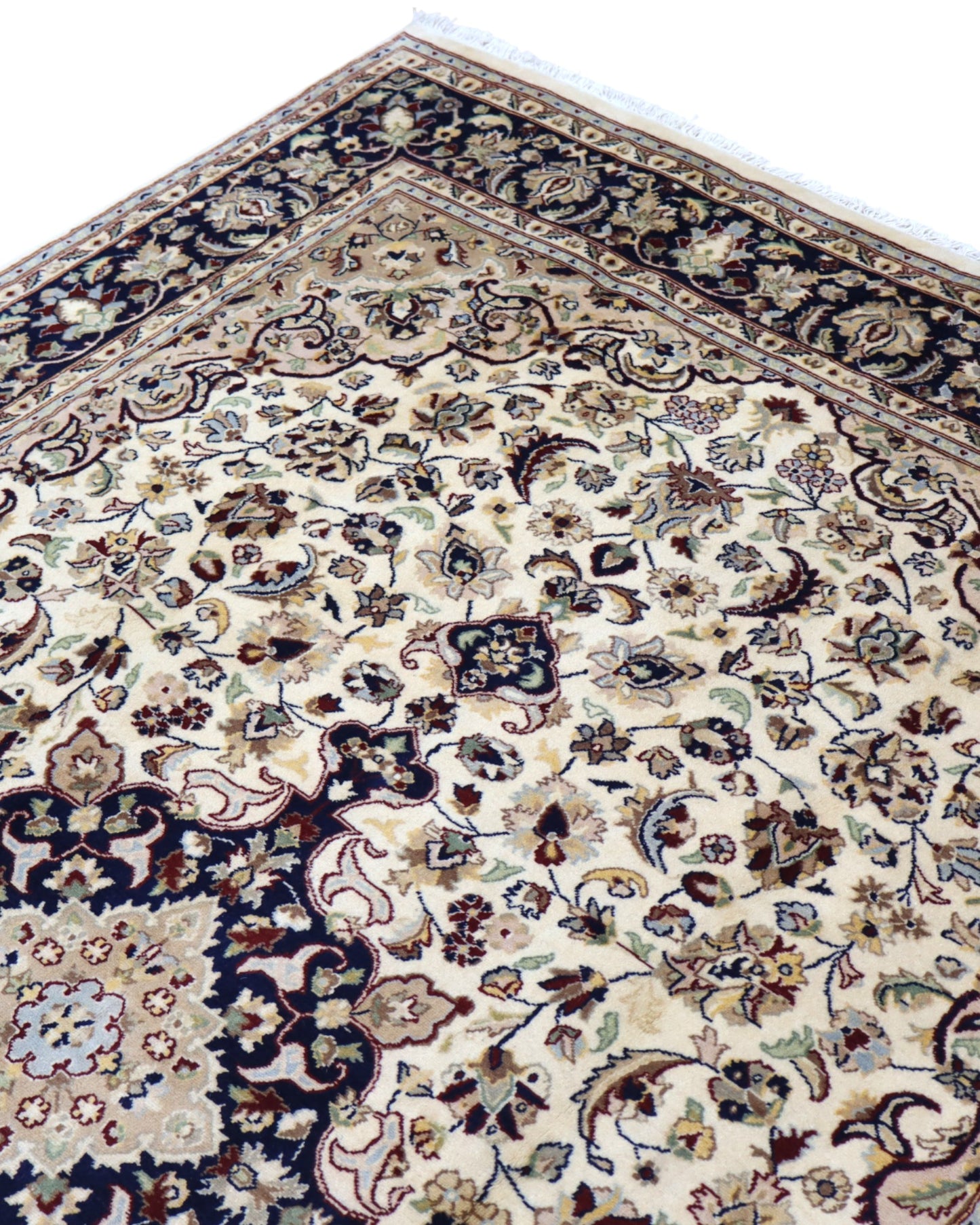 "Tappeto Kashmar persiano con fondo crema e medaglione blu notte, motivi floreali, 268x179 cm, annodato a mano."