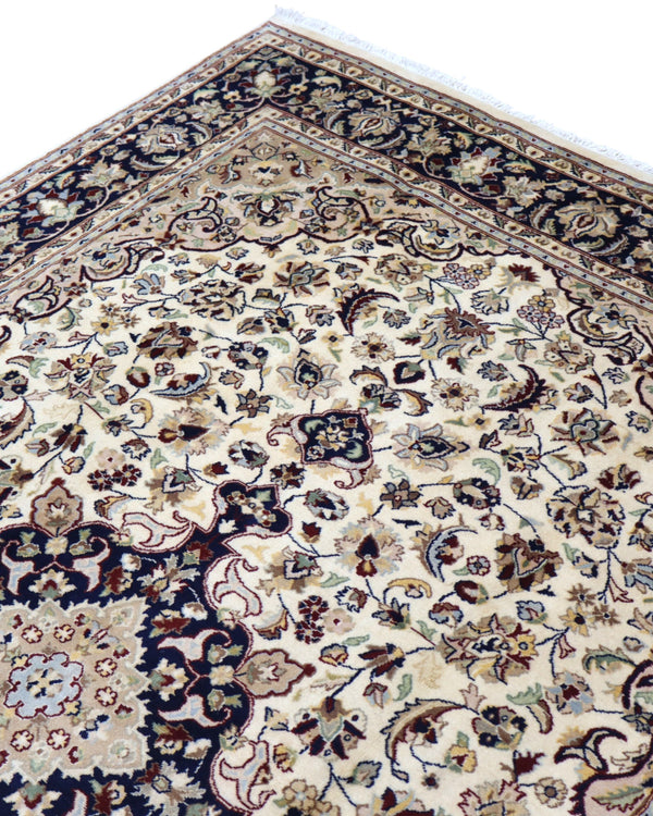 "Tappeto Kashmar persiano con fondo crema e medaglione blu notte, motivi floreali, 268x179 cm, annodato a mano."
