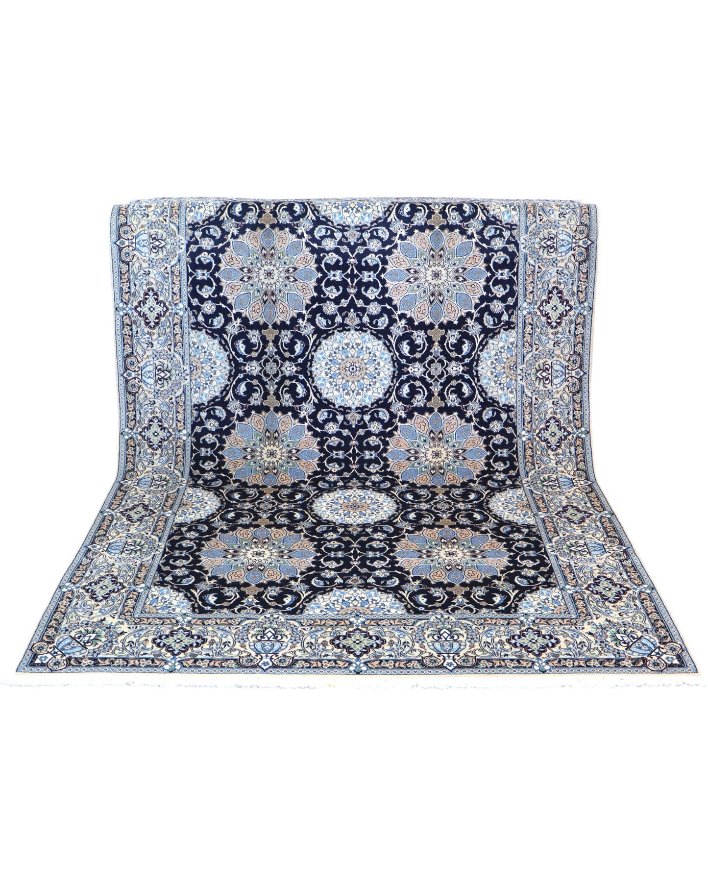 "Tappeto Nain annodato a mano con motivi floreali nei toni del beige, blu e oro su fondo nero, 260x177 cm."