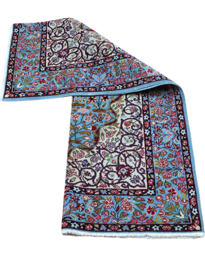 Tappeto Kerman persiano 147x100 cm annodato a mano, fondo azzurro con medaglione centrale e motivi floreali dettagliati in tonalità avorio e rosa