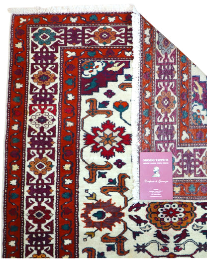 Tappeto Kazak caucasico 130x109 cm annodato a mano, fondo avorio con motivi geometrici e floreali colorati