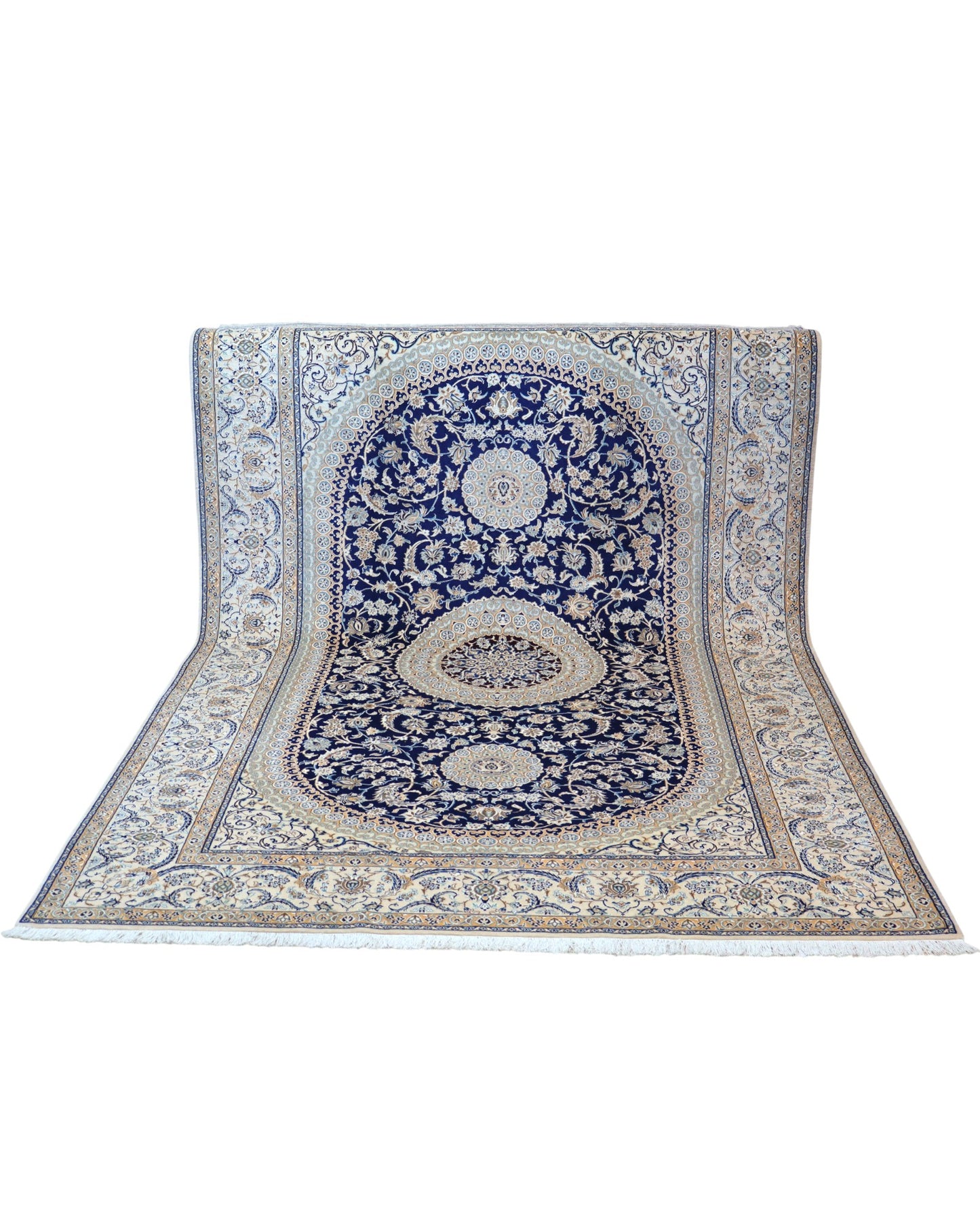 "Tappeto Nain Habibiyan annodato a mano con motivi floreali dorati su fondo blu, 300x200 cm."