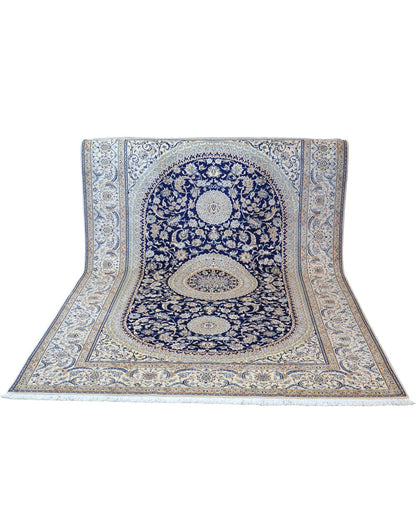 "Tappeto Nain Habibiyan annodato a mano con motivi floreali dorati su fondo blu, 300x200 cm."