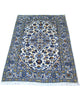 Tappeto Nain persiano 148x100 cm annodato a mano, fondo avorio con medaglione centrale e motivi floreali blu eleganti