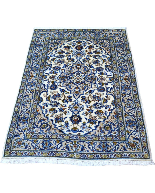 Tappeto Nain persiano 148x100 cm annodato a mano, fondo avorio con medaglione centrale e motivi floreali blu eleganti