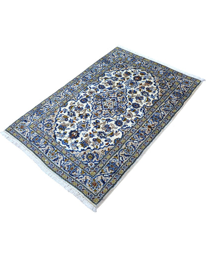 Tappeto Nain persiano 148x100 cm annodato a mano, fondo avorio con medaglione centrale e motivi floreali blu eleganti