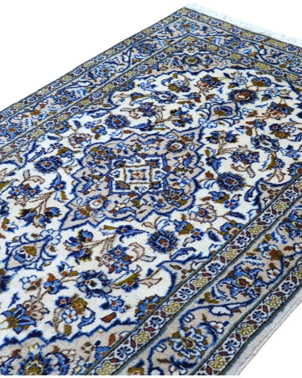 Tappeto Nain persiano 148x100 cm annodato a mano, fondo avorio con medaglione centrale e motivi floreali blu eleganti