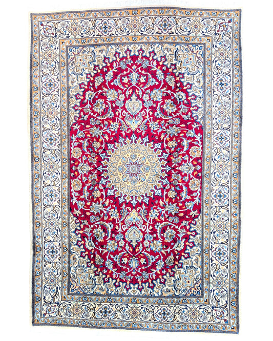 "Tappeto Nain persiano rosso rubino con medaglione avorio e motivi floreali, 302x201 cm, annodato a mano."