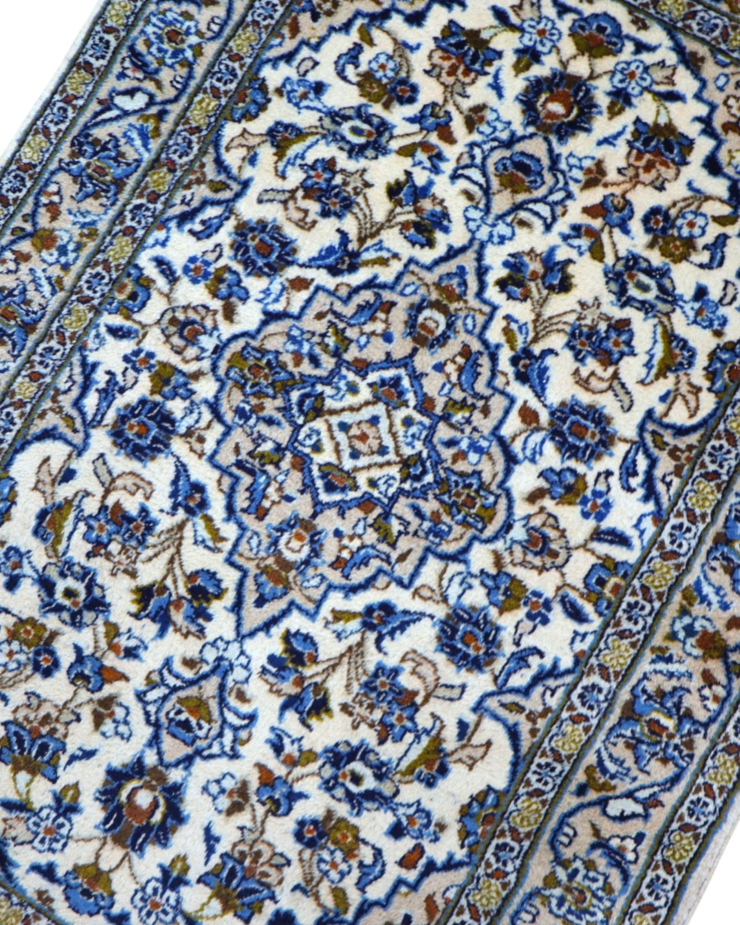 Tappeto Nain persiano 148x100 cm annodato a mano, fondo avorio con medaglione centrale e motivi floreali blu eleganti