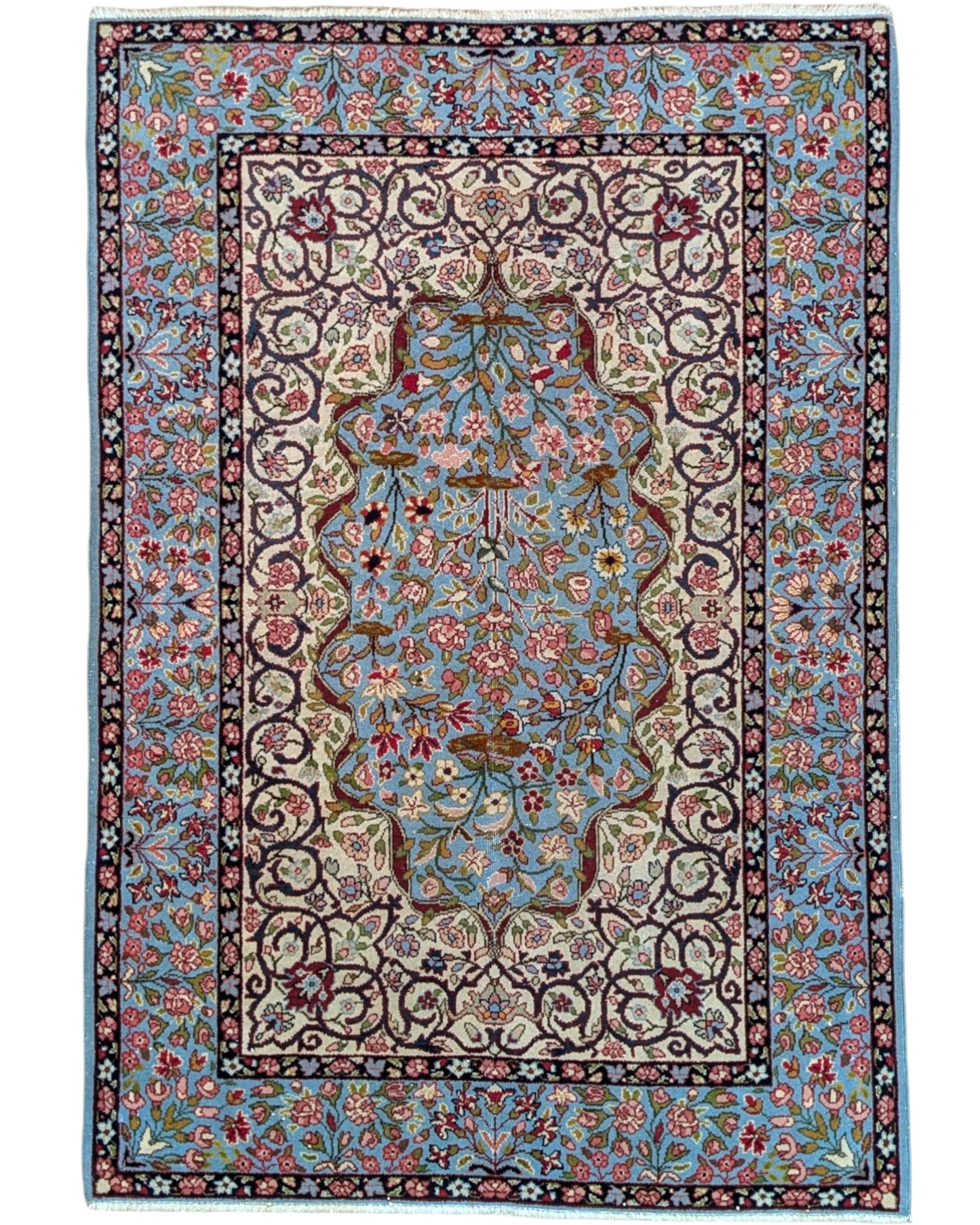 Tappeto Kerman persiano 147x100 cm annodato a mano, fondo azzurro con medaglione centrale e motivi floreali dettagliati in tonalità avorio e rosa